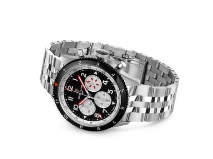 Breitling Super Avi B04 Chronograph GMT 46 Mosquito Automatik Edelstahl schwarzes Zifferblatt Metallband – Herrenuhren Chronograph aus Edelstahl und Keramik. Das Gehäuse ist rund und silber. Das Edelstahlarmband ist silber. Das Zifferblatt ist arabisch und schwarz. – Ansicht 3