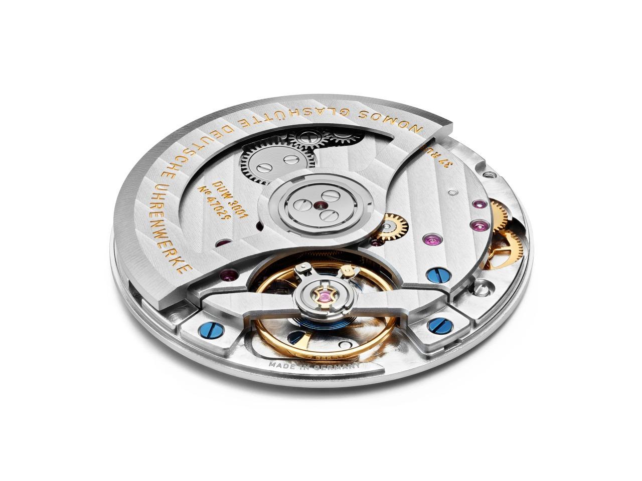Nomos Glashütte Tangente Gold Neomatik Automatik Gelbgold 35mm weißes Zifferblatt schwarzes Lederband – Damenuhren Uhr ohne Datum aus 750 Gelbgold und Leder. Das Gehäuse ist rund und gelbgold. Das Lederarmband ist schwarz. Das Zifferblatt ist arabisch Index und weiß. – Ansicht 9