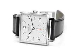 Nomos Glashütte Tetra neomatik 39 Automatik Edelstahl 33mm weißes Zifferblatt schwarzes Lederband – Damenuhren Uhr ohne Datum aus Edelstahl. Das Gehäuse ist quadratisch und silber. Das Lederarmband ist schwarz. Das Zifferblatt ist arabisch Index und weiß. – Ansicht 5
