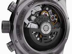 Porsche Design Custom Built Timepieces Watchmakers Choice "LuganoBlau" Chronograph Automatik Titan 42mm schwarzes Zifferblatt graues Lederband – Herrenuhren Chronograph aus Edelstahl, Leder und Titan. Das Gehäuse ist rund und grau. Das Lederarmband ist grau. Das Zifferblatt ist ein Index in schwarz. – Ansicht 4