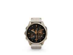 Garmin fenix 8 43mm AMOLED faserverstärktes Polymer Edelstahl softgold beschichtet kalksteinfarbenes Lederband – Damenuhren Uhr Multifunktion aus DLC beschichtet und Edelstahl. Das Gehäuse ist rund und beige. Das Lederarmband ist beige. Das Zifferblatt ist digital und schwarz.