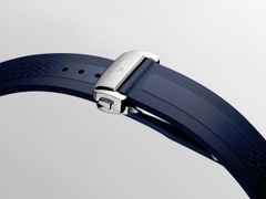 Longines Conquest Chronograph Automatik Edelstahl 42mm weiß-blaues Zifferblatt blaues Kautschukband – Herrenuhren Chronograph aus Edelstahl, Kautschuk und Keramik. Das Gehäuse ist rund und silber. Das Kautschuk / Kunststoff / Silikon Armband ist blau. Das Zifferblatt ist ein Index in weiß. – Ansicht 5