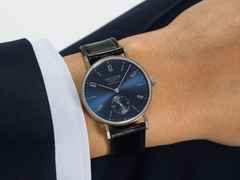 Nomos Glashütte Tangente 35 neomatik Blaugold Automatik Edelstahl 35mm blaues Zifferblatt schwarzes Lederband Glasboden – Damenuhren Uhr ohne Datum aus Edelstahl. Das Gehäuse ist rund und silber. Das Lederarmband ist schwarz. Das Zifferblatt ist arabisch Index und blau. – Ansicht 3