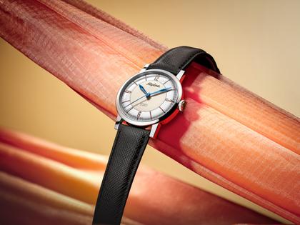 Alpina Heritage Automatik Edelstahl 38mm silberfarbenes Zifferblatt schwarzes Lederband – Herrenuhren Uhr ohne Datum aus Edelstahl und Leder. Das Gehäuse ist rund und silber. Das Lederarmband ist schwarz. Das Zifferblatt ist arabisch Index und silber. – Ansicht 5
