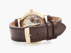 Nomos Glashütte Ludwig 33 Gold Handaufzug Gelbgold weißes Zifferblatt braunes Lederband – Damenuhren Uhr ohne Datum aus 750 Rotgold. Das Gehäuse ist rund und roségold. Das Lederarmband ist braun. Das Zifferblatt ist römisch Index und weiß. – Ansicht 3