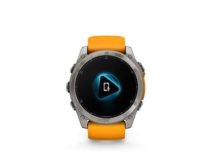 Garmin fenix 8 51mm AMOLED faserverstärktes Polymer Titan graphitfarben beschichtet oranges Kautschukband – Herrenuhren Uhr Multifunktion aus DLC beschichtet, Kautschuk und Titan. Das Gehäuse ist rund und grau. Das Kautschuk / Kunststoff / Silikon Armband ist orange. Das Zifferblatt ist digital und schwarz. – Ansicht 3