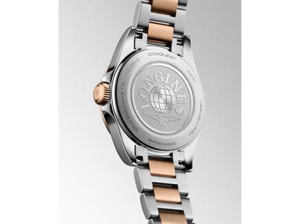 Longines Conquest Quarz Edelstahl 30mm weißes Zifferblatt Metallband – Damenuhren Uhr mit Datum aus Edelstahl und PVD beschichtet. Das Gehäuse ist rund und silber. Das Edelstahlarmband ist silber-roségold. Das Zifferblatt ist ein Index in weiß. – Ansicht 4