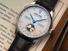 Union Glashütte 1893 Johannes Dürrstein Edition Doppelmondphase Handaufzug Edelstahl 41mm beiges Zifferblatt braunes Lederband – Herrenuhren Uhr mit Datum aus Edelstahl und Leder. Das Gehäuse ist rund und silber. Das Lederarmband ist braun. Das Zifferblatt ist römisch Index und beige. – Ansicht 6