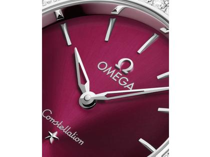 Omega Constellation Quarz Edelstahl 28mm rotes Zifferblatt mit Brillanten Metallband – Damenuhren Uhr ohne Datum aus Edelstahl. Das Gehäuse ist rund und silber. Das Edelstahlarmband ist silber. Das Zifferblatt ist ein Index in rot. – Ansicht 3