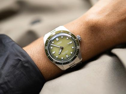 Oris Divers Sixty-Five Date Automatik Edelstahl 40mm grünes Zifferblatt Metallband – Herrenuhren Uhr mit Datum aus Edelstahl. Das Gehäuse ist rund und silber. Das Edelstahlarmband ist silber. Das Zifferblatt ist ein Index in grün. – Ansicht 6