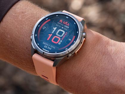 Garmin Fenix 9 Pro inReach Titan 43mm digitales Display orangefarbenes Silikonband – Herrenuhren Uhr Multifunktion aus Kautschuk und Titan. Das Gehäuse ist rund und grau. Das Kautschuk / Kunststoff / Silikon Armband ist orange. Das Zifferblatt ist digital und schwarz. – Ansicht 7