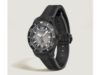 Montblanc 1858 Iced Sea Date 0 Oxygen Automatik Edelstahl 41mm graues Zifferblatt schwarzes Kautschukband – Herrenuhren Uhr mit Datum aus Edelstahl, Kautschuk und Keramik. Das Gehäuse ist rund und schwarz. Das Kautschuk / Kunststoff / Silikon Armband ist schwarz. Das Zifferblatt ist arabisch Index und grau. – Ansicht 2