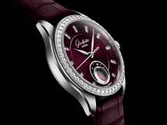 Glashütte Original Lady Serenade Luna Purpursamt Automatik Edelstahl 32,5mm violettes Zifferblatt violettes Lederband – Damenuhren Uhr ohne Datum aus 750 Weißgold, Edelstahl und Leder. Das Gehäuse ist rund und silber. Das Lederarmband Kroko / Alligator ist lila. Das Zifferblatt ist ein Index in lila. – Ansicht 5