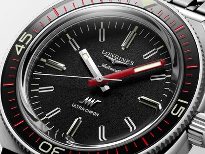 Longines Ultra-Chron Automatik Edelstahl 43mm schwarzes Zifferblatt Metallband – Herrenuhren Uhr ohne Datum aus Edelstahl und Keramik. Das Gehäuse ist rund und silber. Das Edelstahlarmband ist silber. Das Zifferblatt ist ein Index in schwarz. – Ansicht 2