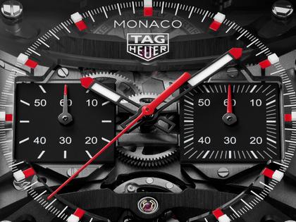 TAG Heuer Monaco Evergraph Automatik Titan DLC-Schwarz 40mm skelettiertes Zifferblatt schwarzes Kautschukband – Herrenuhren Chronograph aus DLC beschichtet und Titan. Das Gehäuse ist quadratisch und schwarz. Das Kautschuk / Kunststoff / Silikon Armband ist schwarz. Das Zifferblatt ist ein Index in schwarz. – Ansicht 4