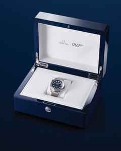 Omega Seamaster Diver 300M  Automatik Edelstahl 42mm James Bond Edition blaues Zifferblatt Metallband – Herrenuhren Uhr ohne Datum aus Edelstahl und Keramik. Das Gehäuse ist rund und silber. Das Edelstahlarmband ist silber. Das Zifferblatt ist ein Index in blau. – Ansicht 10