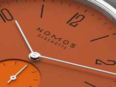 Nomos Glashütte Tangente 38 Datum "175 Years Watchmaking - Poporange" Handaufzug Edelstahl orangenes Zifferblatt graues Textilband Glasboden – Herrenuhren Uhr mit Datum aus Edelstahl. Das Gehäuse ist rund und silber. Das Textilarmband ist grau. Das Zifferblatt ist arabisch Index und orange. – Ansicht 6
