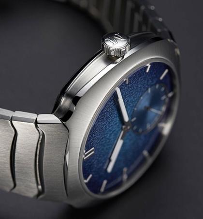 H. Moser & Cie. Streamliner Small Seconds Blue Enamel Automatic Edelstahl 39mm blaues Zifferblatt Metallband – Herrenuhren Uhr ohne Datum aus Edelstahl. Das Gehäuse ist rund und silber. Das Edelstahlarmband ist silber. Das Zifferblatt ist ein Index in blau. – Ansicht 2