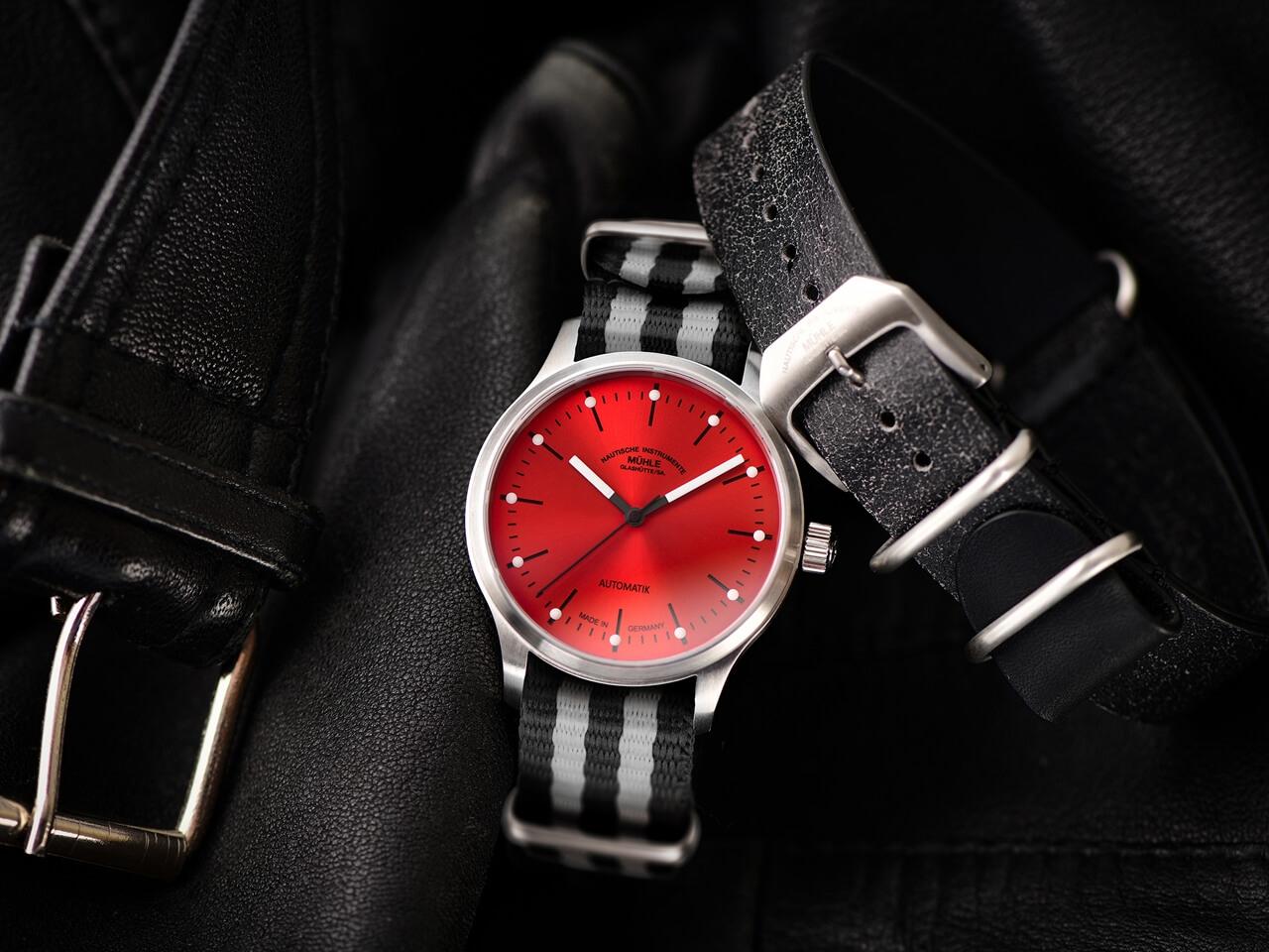 Mühle Glashütte Panova Rot Automatik Edelstahl 40mm schwarz-weißes Textilband – Herrenuhren Uhr ohne Datum aus Edelstahl und Leder. Das Gehäuse ist rund und silber. Das Textilarmband ist schwarz. Das Zifferblatt ist ein Index in rot. – Ansicht 3