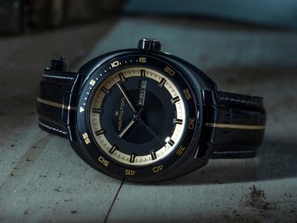 Hamilton American Classic Pan Europ Resident Evil Requiem Limited Edition Automatik Edelstahl PVD-Schwarz 42mm schwarz-goldenes Zifferblatt Lederband – Herrenuhren Uhr mit Datum aus Edelstahl und PVD beschichtet. Das Gehäuse ist rund und schwarz. Das Lederarmband ist schwarz. Das Zifferblatt ist ein Index in schwarz. – Ansicht 5