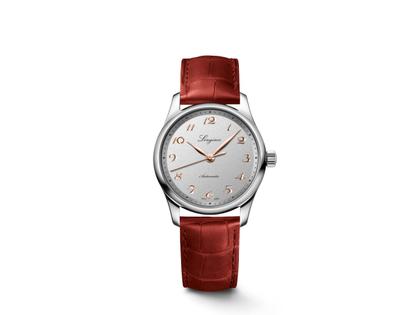 Longines Master Collection Automatik Edelstahl 34mm silberfarbenes Zifferblatt rotes Lederband – Damenuhren Uhr ohne Datum aus Edelstahl und Leder. Das Gehäuse ist rund und silber. Das Lederarmband Kroko / Alligator ist rot. Das Zifferblatt ist arabisch und silber.
