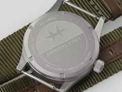 Hamilton Khaki Field Quartz Edelstahl 33mm schwarzes Zifferblatt grünes NATO-Textilband – Damenuhren Uhr ohne Datum aus Edelstahl. Das Gehäuse ist rund und grau. Das Textilarmband ist grün. Das Zifferblatt ist ein Index in schwarz. – Ansicht 4