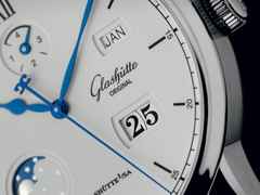 Glashütte Original Senator Excellence Ewiger Kalender Automatik Edelstahl silberweißes Zifferblatt schwarzes Lederband – Herrenuhren Uhr mit Kalender aus Edelstahl. Das Gehäuse ist rund und silber. Das Lederarmband Kroko / Alligator ist schwarz. Das Zifferblatt ist römisch Index und weiß. – Ansicht 3