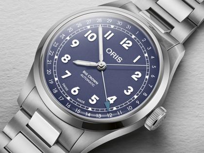 Oris Big Crown Pointer Date Automatik Edelstahl 40mm blaues Zifferblatt Metallband – Herrenuhren Uhr mit Datum aus Edelstahl. Das Gehäuse ist rund und silber. Das Edelstahlarmband ist silber. Das Zifferblatt ist arabisch und blau. – Ansicht 3