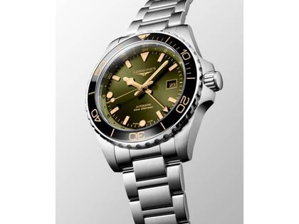 Longines HydroConquest GMT Automatik Edelstahl 43mm grünes Zifferblatt Metallband – Herrenuhren Uhr mit Datum aus Edelstahl und Keramik. Das Gehäuse ist rund und silber. Das Edelstahlarmband ist silber. Das Zifferblatt ist arabisch Index und grün. – Ansicht 3