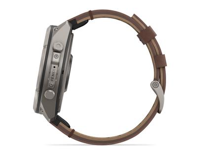 Garmin Fenix 9 Pro inReach Titan 51mm digitales Display braunes Lederband – Herrenuhren Uhr Multifunktion aus Leder und Titan. Das Gehäuse ist rund und grau. Das Lederarmband ist braun. Das Zifferblatt ist digital und schwarz. – Ansicht 3