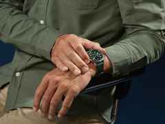 Withings ScanWatch Horizon Edelstahl 43mm grünes Zifferblatt Metallband – Herrenuhren Uhr Multifunktion aus Edelstahl. Das Gehäuse ist rund und silber. Das Edelstahlarmband ist silber. Das Zifferblatt ist analog digital und grün. – Ansicht 4