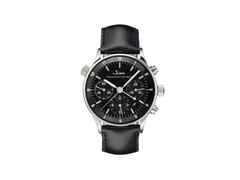 Sinn Spezialuhren 6000 Frankfurter Finanzplatzuhr Automatik Edelstahl 38,5mm schwarzes Zifferblatt schwarzes Lederband – Herrenuhren Chronograph aus Edelstahl. Das Gehäuse ist rund und silber. Das Lederarmband ist schwarz. Das Zifferblatt ist ein Index in schwarz.