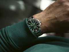 Oris Aquis Date Calibre 400 Automatik Edelstahl 41,5mm grünes Zifferblatt Metallband – Herrenuhren Uhr mit Datum aus Edelstahl. Das Gehäuse ist rund und silber. Das Edelstahlarmband ist silber. Das Zifferblatt ist ein Index in grün. – Ansicht 8