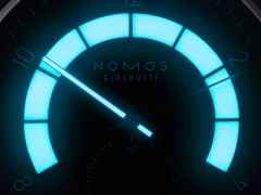Nomos Glashütte Autobahn neomatik 41 Datum Sportgrau Automatik Edelstahl 41mm graues Zifferblatt blaues Textilband – Herrenuhren Uhr mit Datum aus Edelstahl. Das Gehäuse ist rund und silber. Das Textilarmband ist blau. Das Zifferblatt ist arabisch Index und weiß. – Ansicht 4