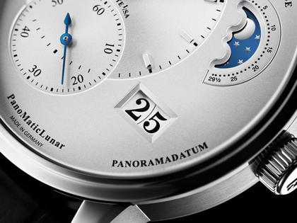 Glashütte Original PanoMaticLunar Automatik Edelstahl 40mm silbernes Zifferblatt schwarzes Lederband – Herrenuhren Uhr mit Datum aus Edelstahl und Leder. Das Gehäuse ist rund und silber. Das Lederarmband Kroko / Alligator ist schwarz. Das Zifferblatt ist ein Index in silber. – Ansicht 4
