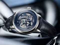 Glashütte Original PanoMaticCalendar Automatik Platin 42mm skelettiertes Zifferblatt blaues Lederband limitiert – Herrenuhren Uhr mit Kalender aus 750 Weißgold, 950 Platin und Leder. Das Gehäuse ist rund und silber. Das Lederarmband Kroko / Alligator ist blau. Das Zifferblatt ist ein Index in blau. – Ansicht 11