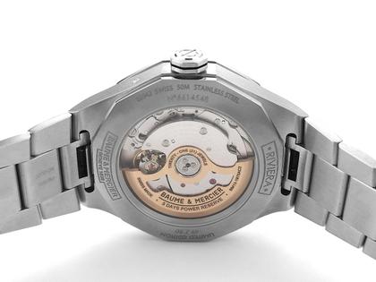 Juwelier Roller Baume & Mercier Riviera Ewiger Kalender Limited Edition Automatik Edelstahl 40mm graues Zifferblatt Metallband M0A10786 Full Set mit Garantie Occasion Neu – Herrenuhren Uhr mit Kalender aus Edelstahl. Das Gehäuse ist sonstige Form und silber. Das Edelstahlarmband ist silber. Das Zifferblatt ist römisch Index und grau. – Ansicht 2