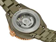 Rado Captain Cook High-Tech Ceramic Skeleton Automatik Keramik 43mm graues Zifferblatt olivgrünes Keramikband – Herrenuhren Uhr ohne Datum aus Edelstahl, Keramik, PVD beschichtet und Titan. Das Gehäuse ist rund und grau. Das Keramikarmband ist grau. Das Zifferblatt ist ein Index in grau. – Ansicht 4