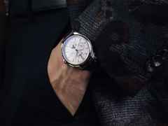 Union Glashütte Belisar Chronograph Mondphase Automatik Edelstahl 42mm weißes Zifferblatt braunes Lederband – Herrenuhren Chronograph aus Edelstahl. Das Gehäuse ist rund und silber. Das Lederarmband ist braun. Das Zifferblatt ist arabisch Index und weiß. – Ansicht 4