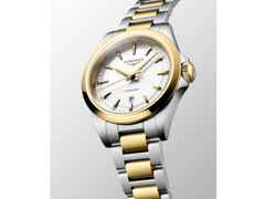 Longines Conquest Quarz Edelstahl 30mm weißes Zifferblatt Metallband – Damenuhren Uhr mit Datum aus Edelstahl und PVD beschichtet. Das Gehäuse ist rund und silber. Das Edelstahlarmband ist silber-gelbgold. Das Zifferblatt ist ein Index in weiß. – Ansicht 3