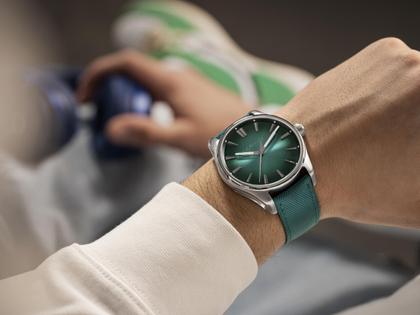 H. Moser & Cie. Pioneer Centre Seconds Fumé Blue Lagoon Mega Cool Automatik Edelstahl 42,8mm türkises Zifferblatt türkises Textilband – Herrenuhren Uhr ohne Datum aus Edelstahl. Das Gehäuse ist rund und silber. Das Textilarmband ist schwarz. Das Zifferblatt ist ein Index in grün. – Ansicht 6