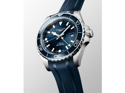 Longines HydroConquest GMT Automatik Edelstahl 43mm blaues Zifferblatt blaues Kautschukband – Herrenuhren Uhr mit Datum aus Edelstahl, Kautschuk und Keramik. Das Gehäuse ist rund und silber. Das Kautschuk / Kunststoff / Silikon Armband ist blau. Das Zifferblatt ist arabisch Index und blau. – Ansicht 2