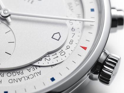 Nomos Glashütte Zürich Weltzeit Automatik Edelstahl 40mm weißes Zifferblatt schwarzes Lederband – Herrenuhren Uhr ohne Datum aus Edelstahl und Leder. Das Gehäuse ist rund und silber. Das Lederarmband ist schwarz. Das Zifferblatt ist ein Index in weiß. – Ansicht 5