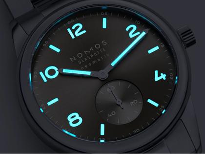 Nomos Glashütte Club Sport neomatik 39 Smoke Automatik Edelstahl graues Zifferblatt Metallband Glasboden – Herrenuhren Uhr ohne Datum aus Edelstahl. Das Gehäuse ist rund und silber. Das Edelstahlarmband ist silber. Das Zifferblatt ist arabisch Index und grau. – Ansicht 5