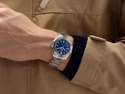 TAG Heuer Aquaracer Professional 200 Solargraph Quarz Edelstahl 40mm blaues Zifferblatt Metallband – Herrenuhren Uhr mit Datum aus Edelstahl. Das Gehäuse ist rund und silber. Das Edelstahlarmband ist silber. Das Zifferblatt ist ein Index in blau. – Ansicht 6