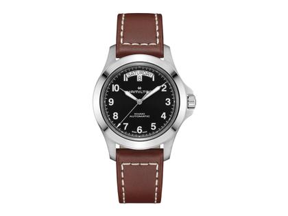 Herrenuhren Uhr mit Datum aus Edelstahl. Das Gehäuse ist rund und silber. Das Lederarmband ist braun. Das Zifferblatt ist arabisch Index und schwarz.