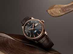 Frederique Constant Manufacture Classic Power Reserve Big Date Limited Edition Automatik Roségold 40mm schwarzes Zifferblatt braunes Lederband – Herrenuhren Uhr mit Datum aus 750 Rotgold und Leder. Das Gehäuse ist rund und roségold. Das Lederarmband Kroko / Alligator ist braun. Das Zifferblatt ist ein Index in schwarz. – Ansicht 4