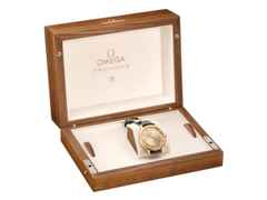 Omega Constellation Observatory Automatik Gelbgold 39mm goldenes Zifferblatt grünes Lederband – Herrenuhren Uhr ohne Datum aus 750 Gelbgold und Leder. Das Gehäuse ist rund und gelbgold. Das Lederarmband Kroko / Alligator ist grün. Das Zifferblatt ist ein Index in gelbgold. – Ansicht 4
