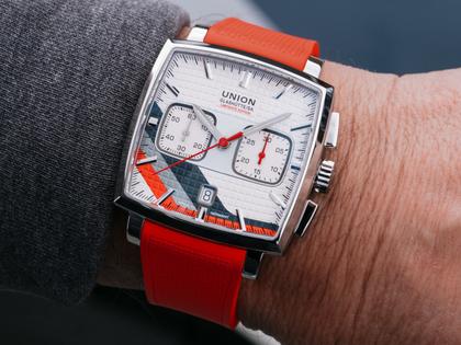 Union Glashütte Averin Chronograph Sachsen Classic 2026 Limited Edition Automatik Edelstahl 41mm graues Zifferblatt rotes Kautschukband und graues Lederband – Herrenuhren Chronograph aus Edelstahl, Kautschuk und Leder. Das Gehäuse ist quadratisch und silber. Das Lederarmband ist grau. Das Zifferblatt ist ein Index in grau. – Ansicht 9