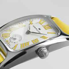 Hamilton American Classic Boulton Small Second M Quarz Edelstahl weißes Zifferblatt gelbes Lederband – Herrenuhren Uhr ohne Datum aus Edelstahl und Leder. Das Gehäuse ist rechteckig und silber. Das Lederarmband ist gelb. Das Zifferblatt ist römisch und weiß. – Ansicht 4